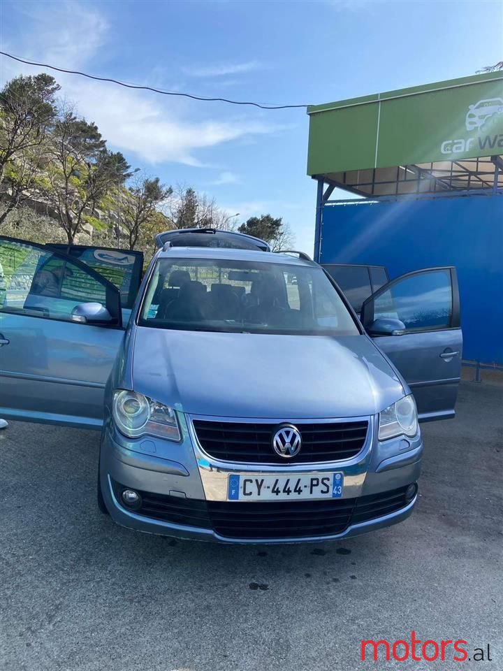 2008' Volkswagen Touran photo #6