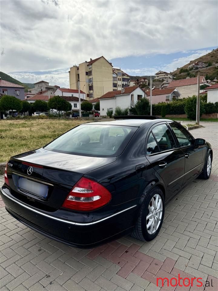 2004' Mercedes-Benz E 220 photo #2