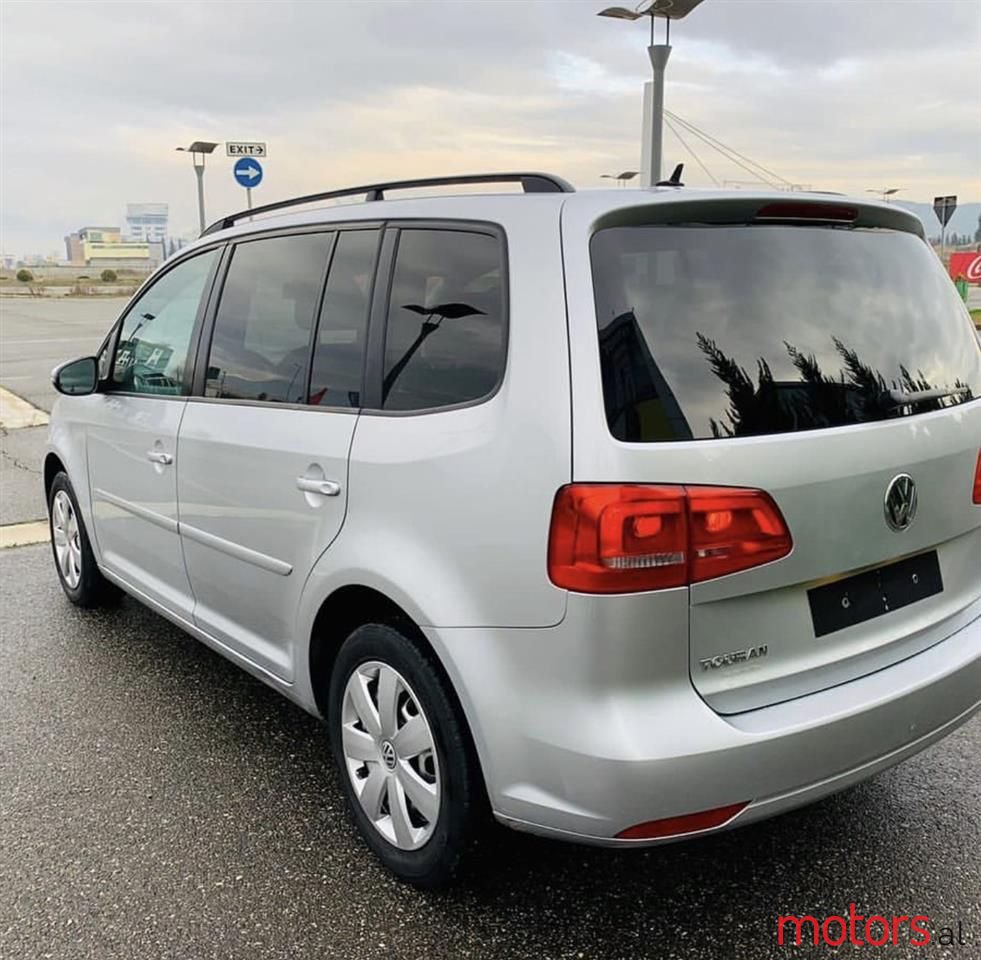 2011' Volkswagen Touran photo #2