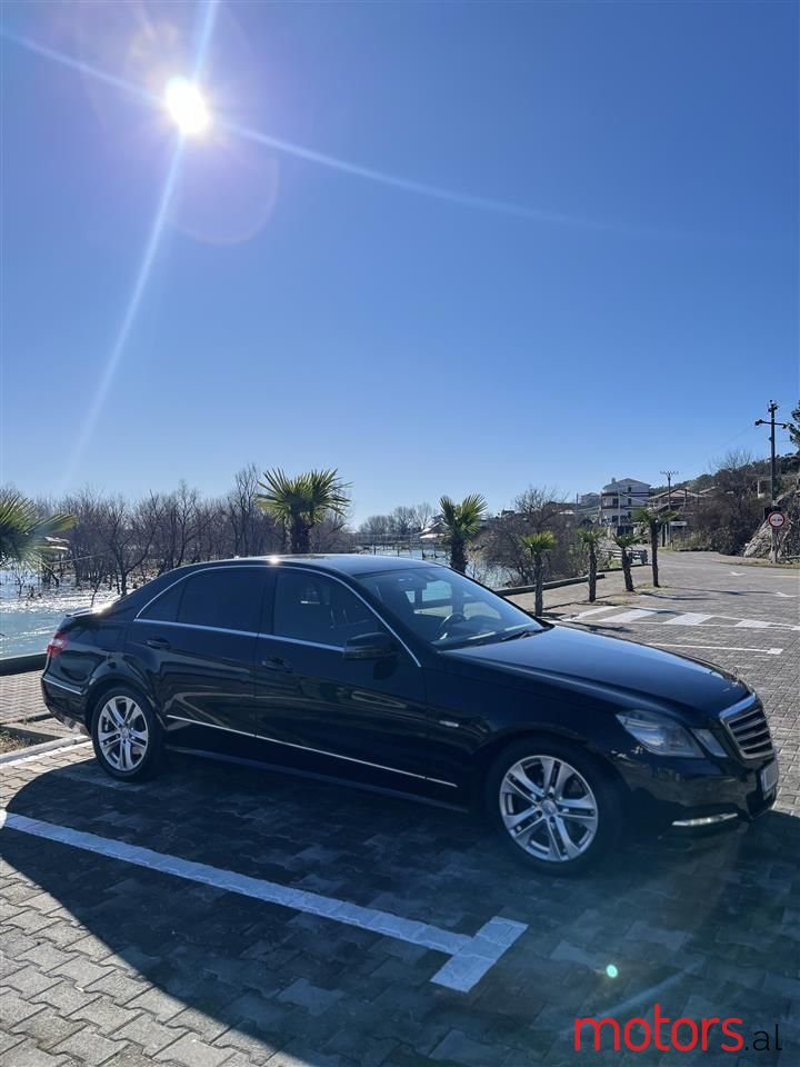 2011' Mercedes-Benz E 300 photo #6