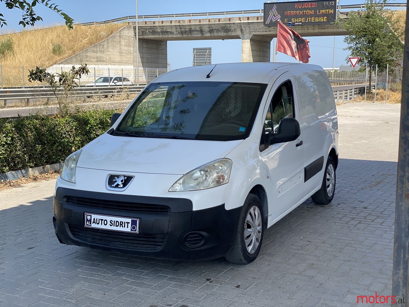 2011' Peugeot Partner photo #2