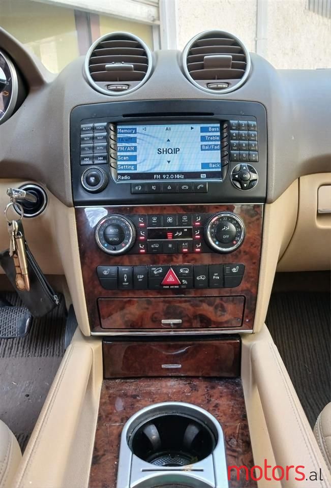 2009' Mercedes-Benz 320 photo #4