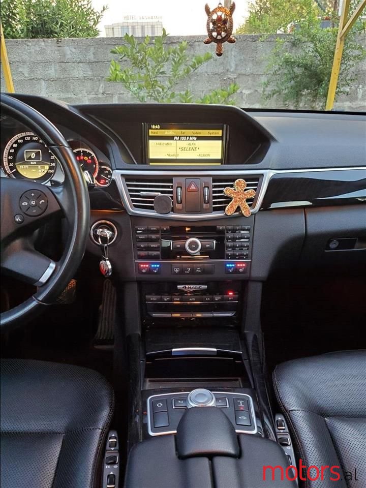 2011' Mercedes-Benz E 350 photo #2