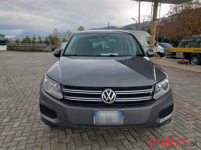2015' Volkswagen Tiguan photo #2