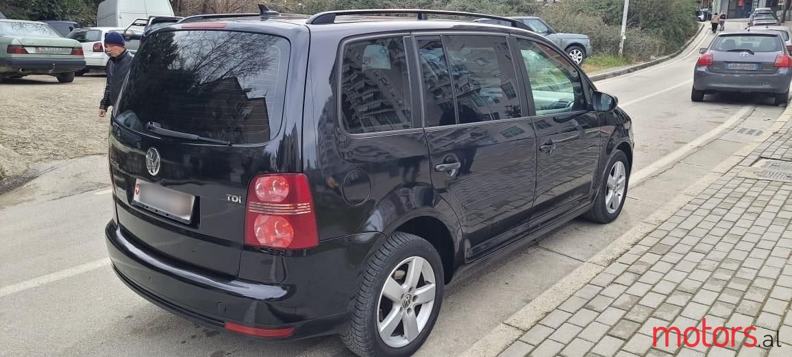 2010' Volkswagen Touran photo #3