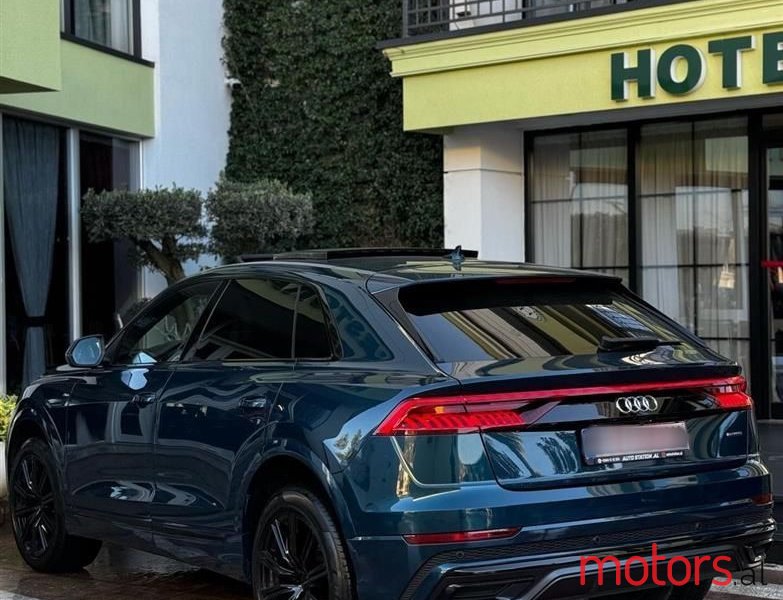 2019' Audi Q8 photo #5