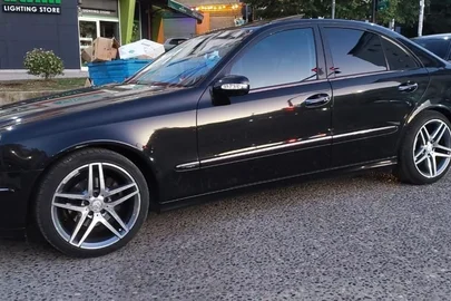 2005' Mercedes-Benz E 220