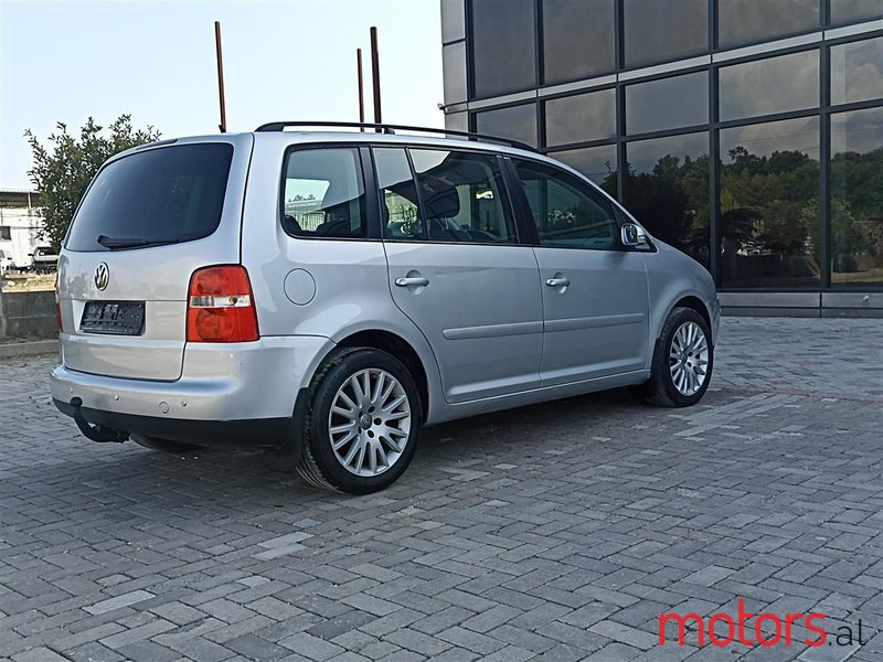 2004' Volkswagen Touran photo #4