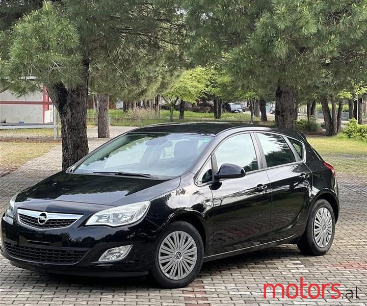 2011' Opel Astra photo #1