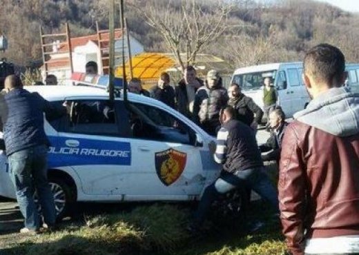 Patrulla e policisë përplaset me një makinë, plagosen dy persona në Bulqizë