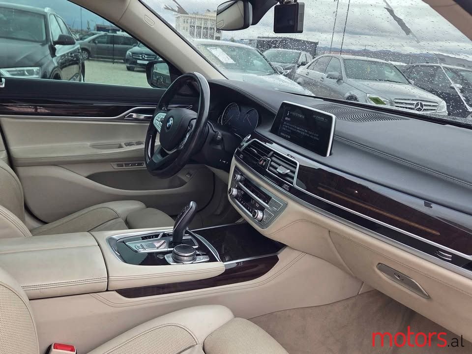 2016' BMW 730 photo #6