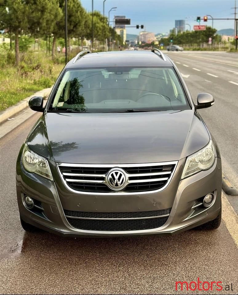 2011' Volkswagen Tiguan photo #2