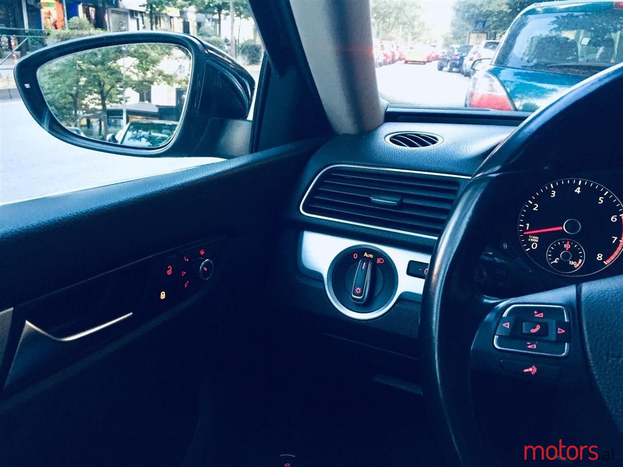 2012' Volkswagen Passat photo #2