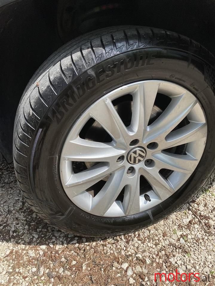 2011' Volkswagen Tiguan photo #6