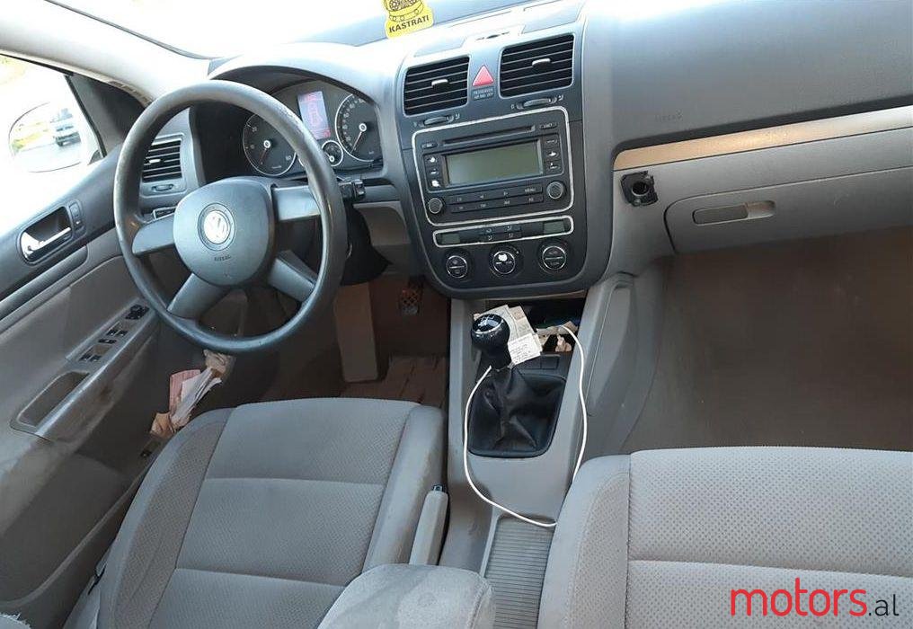 2004' Volkswagen Golf photo #2