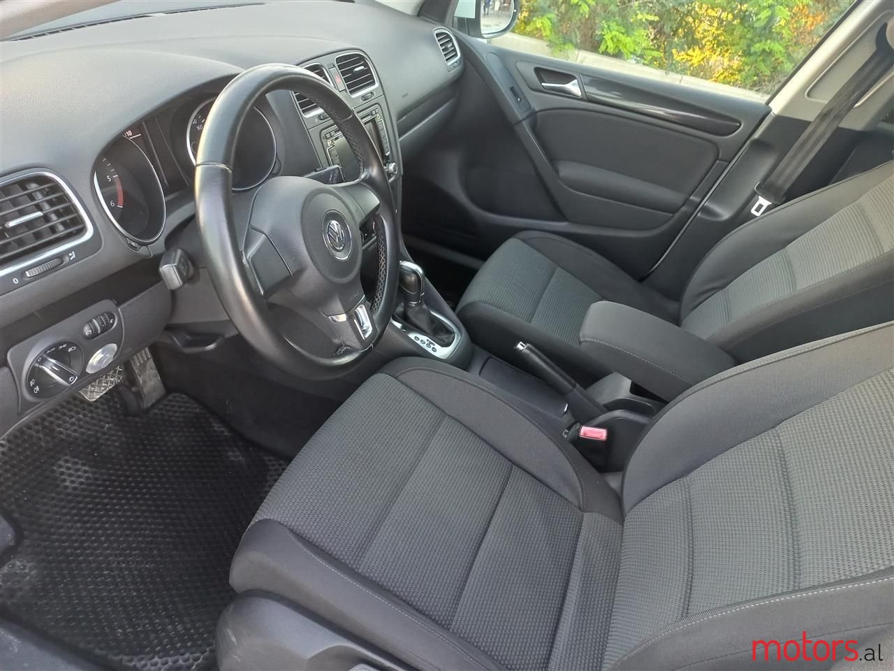 2011' Volkswagen Golf photo #6