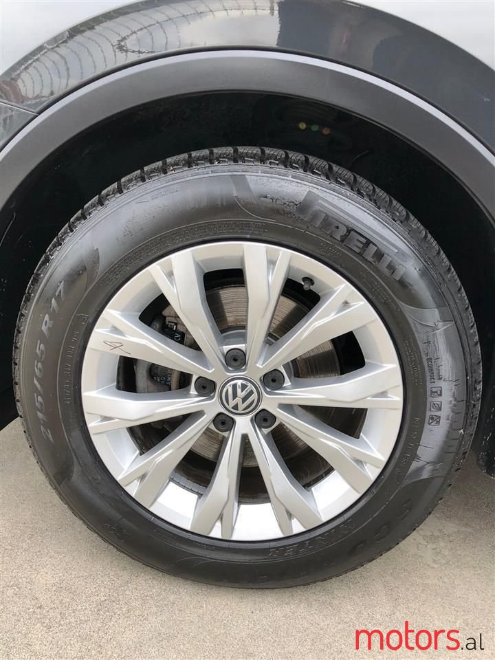 2018' Volkswagen Tiguan photo #5