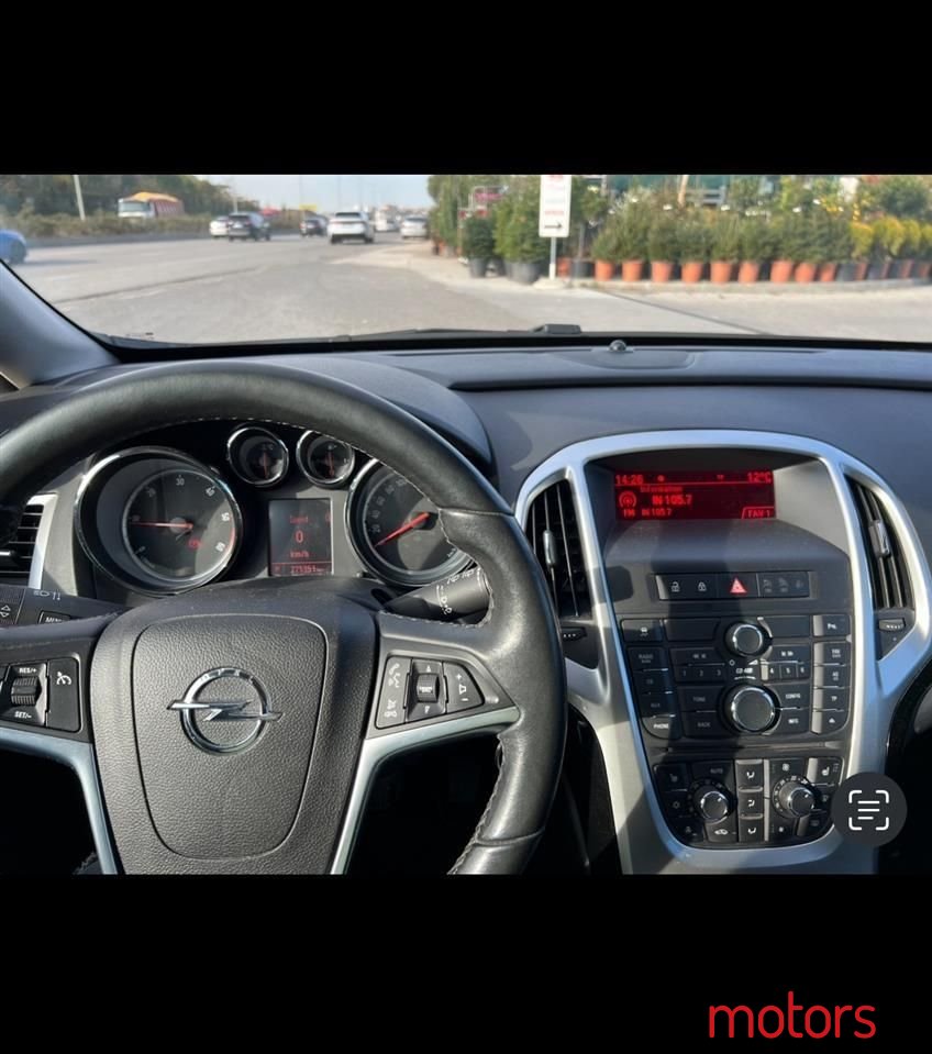 2012' Opel Astra photo #5