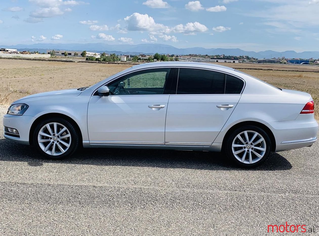 2011' Volkswagen Passat photo #1