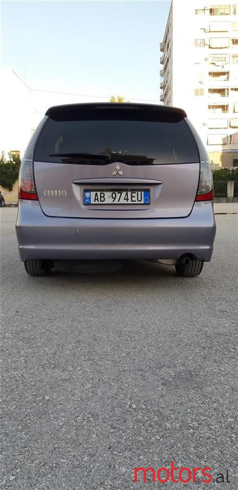 2005' Mitsubishi Grandis photo #2