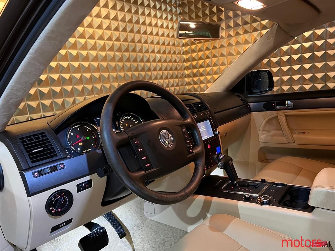 2005' Volkswagen Touareg photo #4