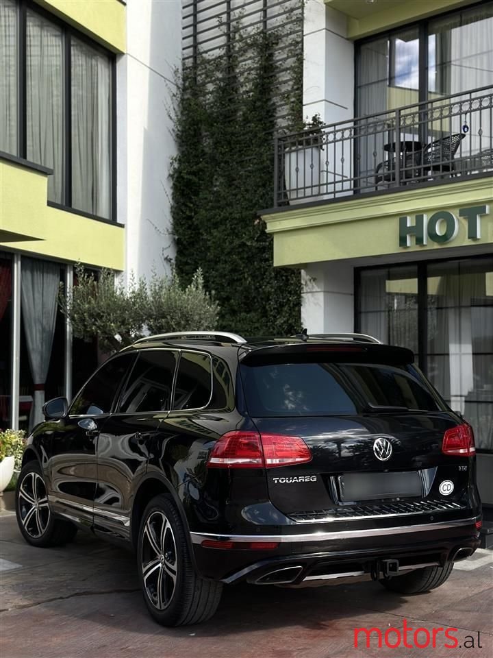 2016' Volkswagen Touareg photo #3