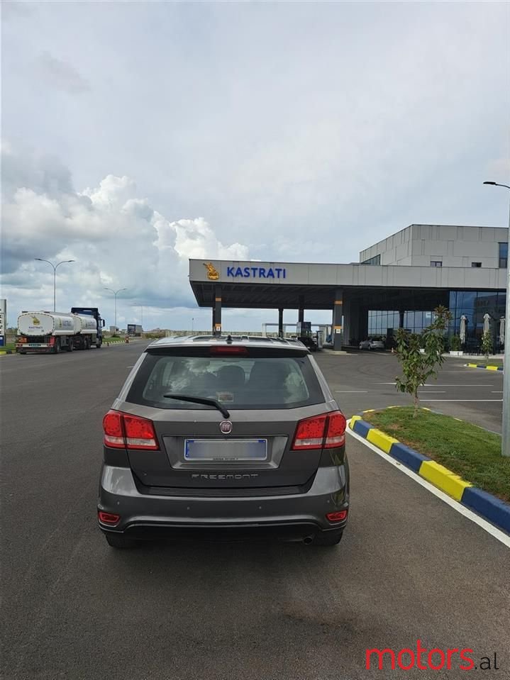 2012' Fiat Freemont photo #2