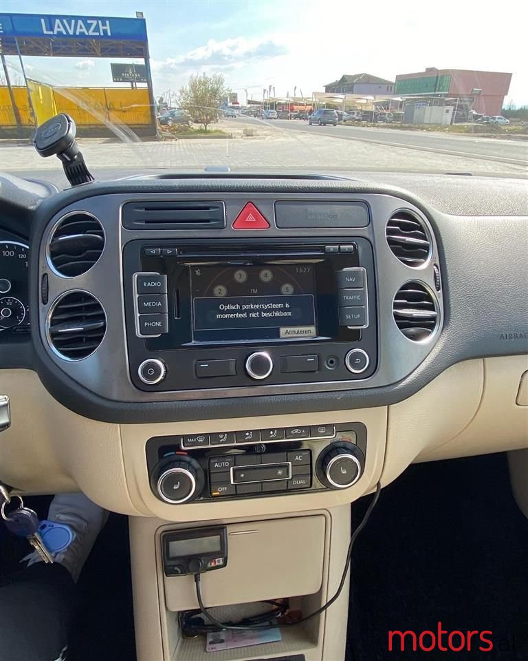 2010' Volkswagen Tiguan photo #5