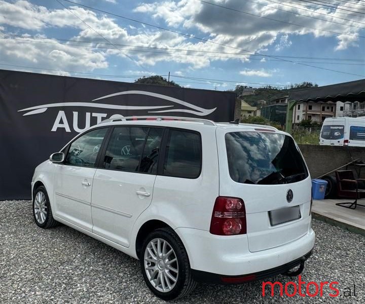 2008' Volkswagen Touran photo #5