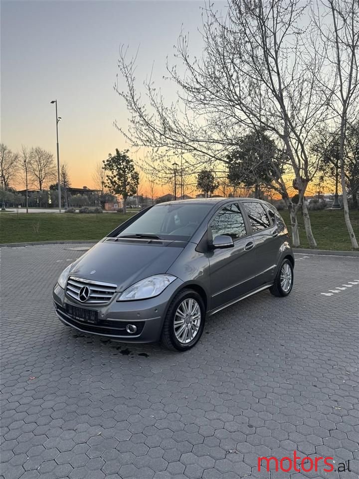 2012' Mercedes-Benz A 180 photo #3