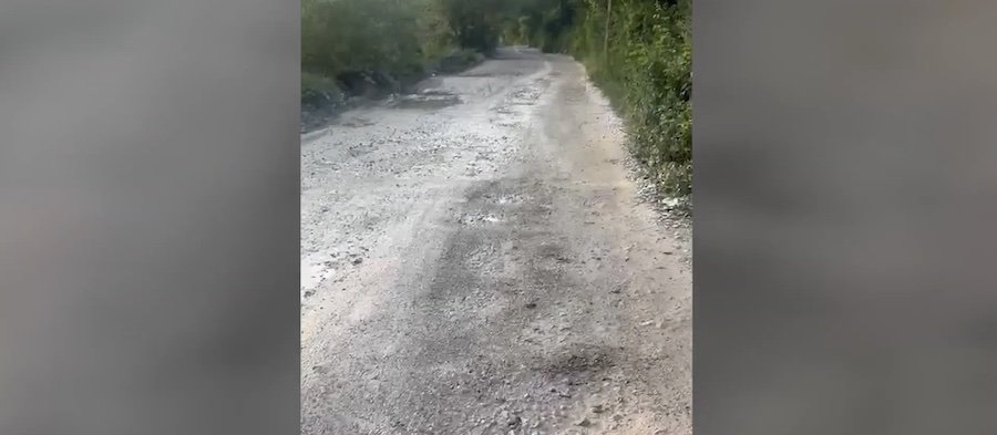 Rruga e shkatërruar prej vitesh/ Bashkia e Tiranës lë në harresë banorët në zonën e Bovillës