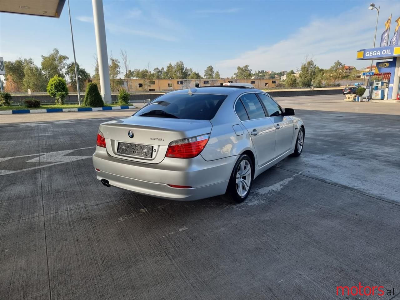 2010' BMW 528 photo #2