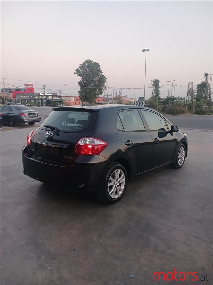 2012' Toyota Auris photo #4