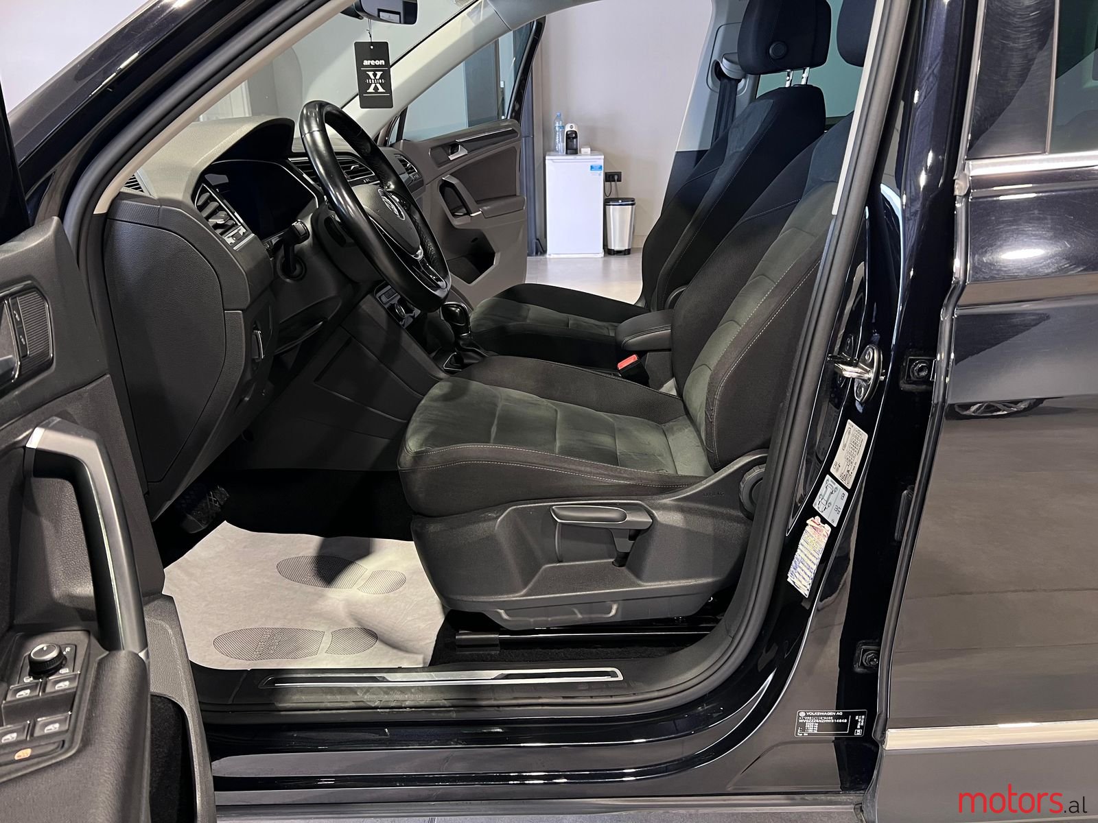 2016' Volkswagen Tiguan photo #3