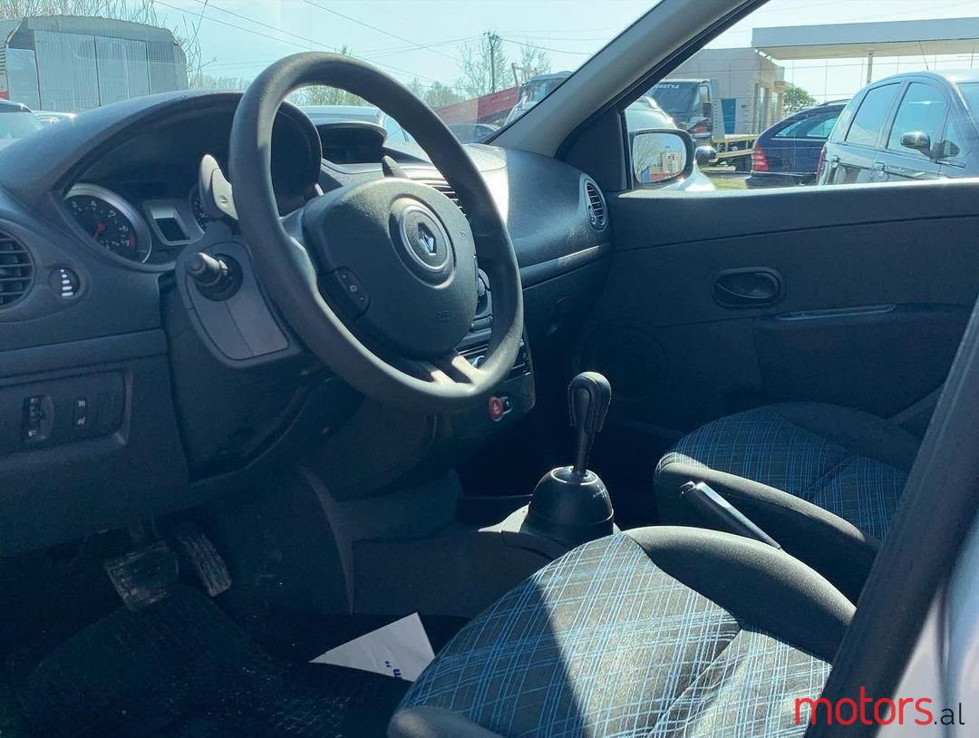 2008' Renault Clio photo #3