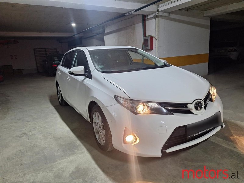2013' Toyota Auris photo #1