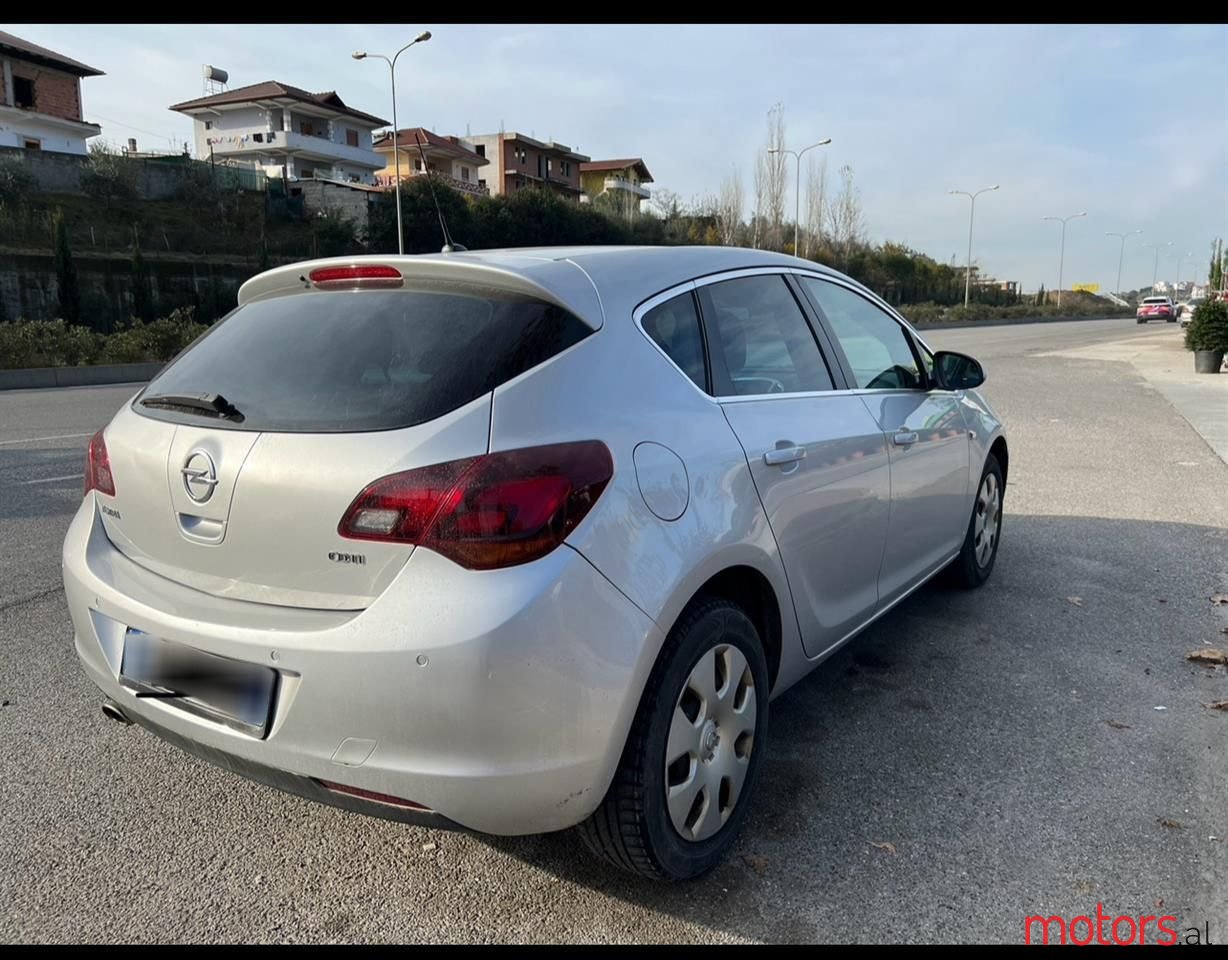 2012' Opel Astra photo #5