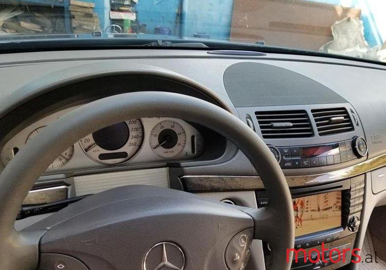 2004' Mercedes-Benz E 270 photo #2