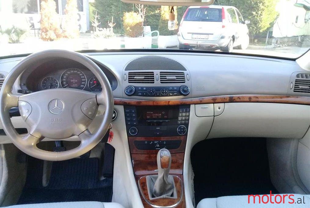 2002' Mercedes-Benz E 220 photo #3