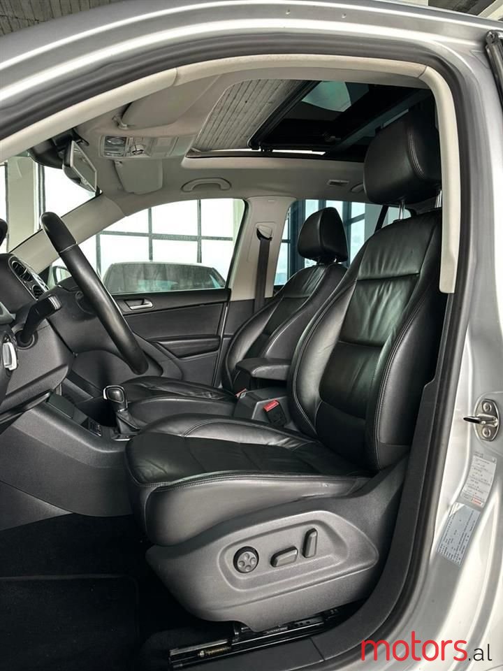 2011' Volkswagen Tiguan photo #4