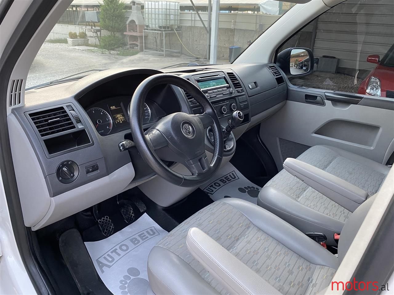 2013' Volkswagen T5 Transporter photo #2