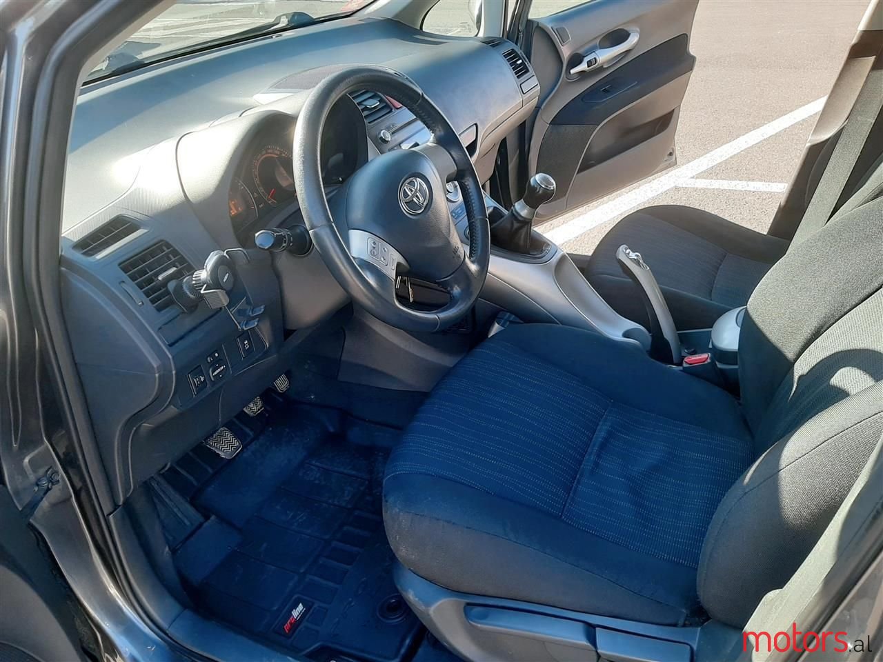 2009' Toyota Auris photo #4