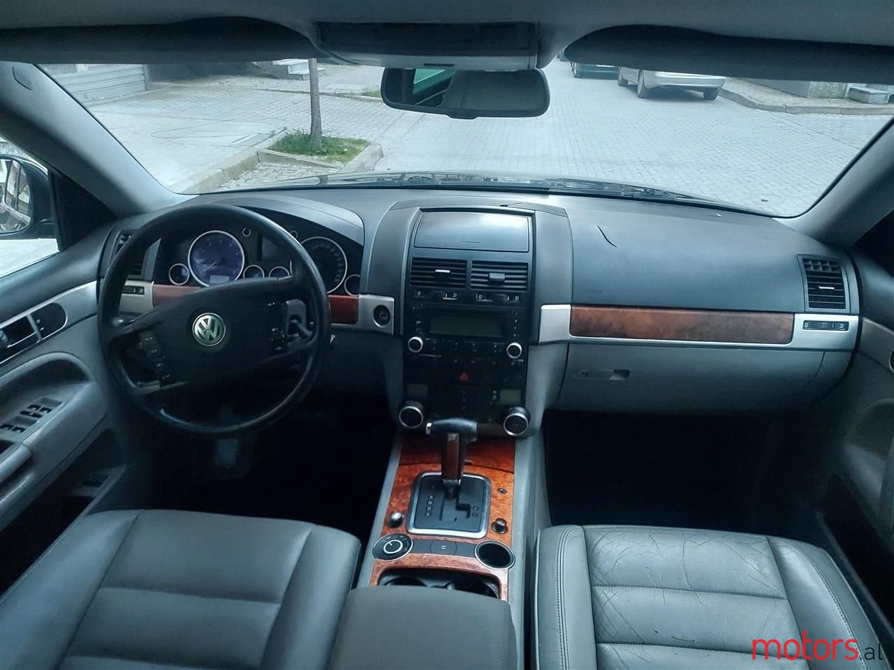 2004' Volkswagen Touareg photo #5