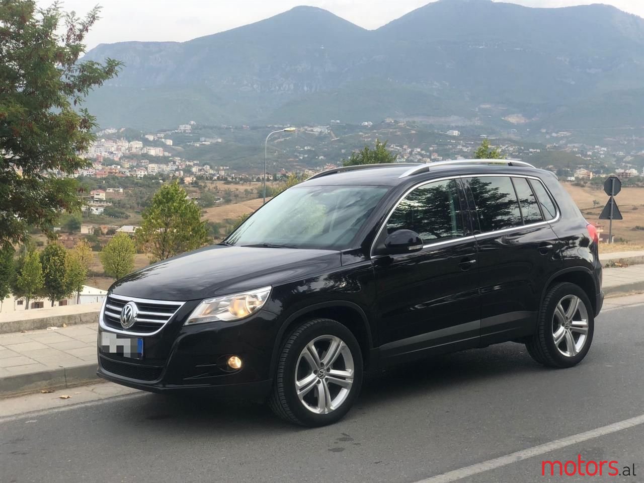 2010' Volkswagen Tiguan photo #2