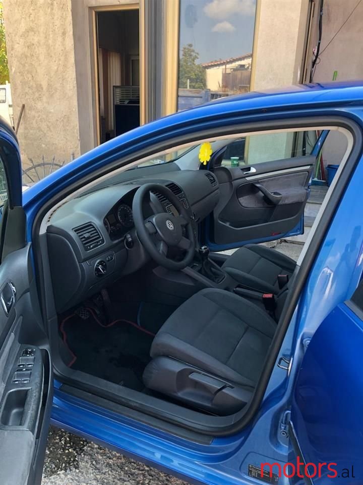 2004' Volkswagen Golf photo #4