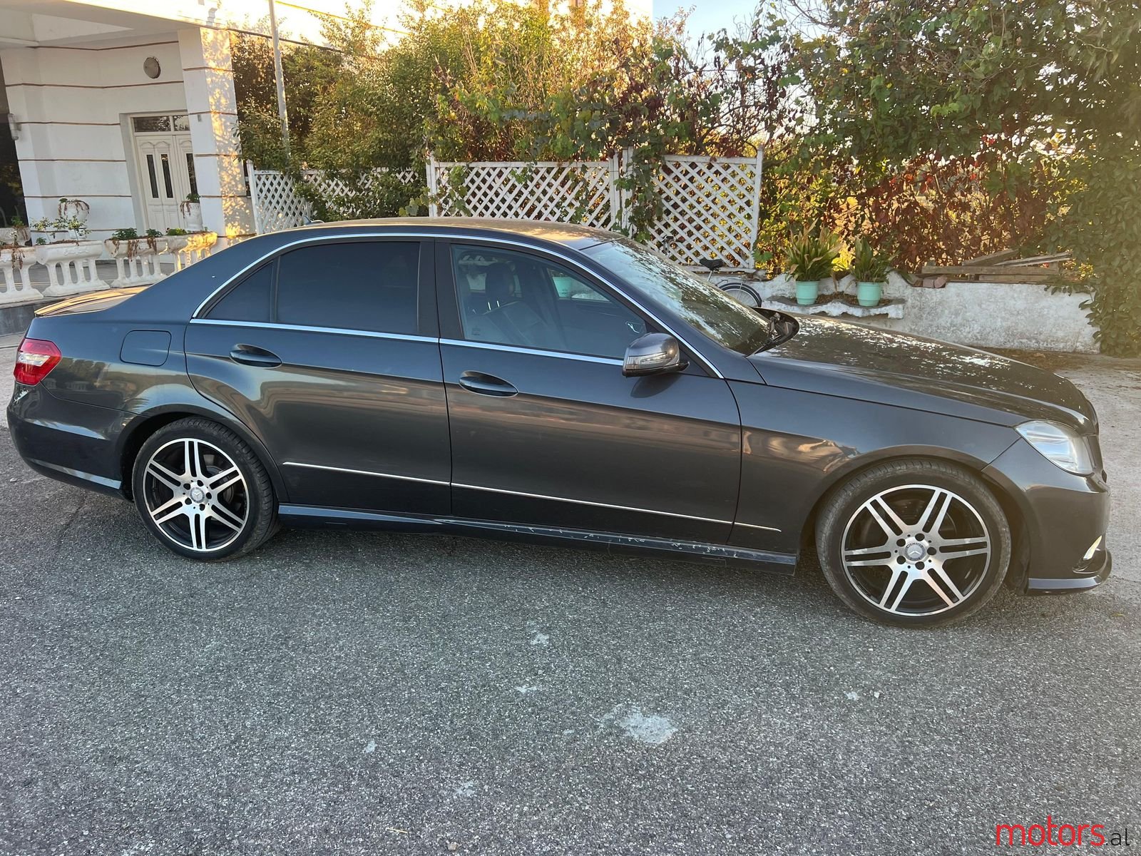 2011' Mercedes-Benz E 300 photo #2
