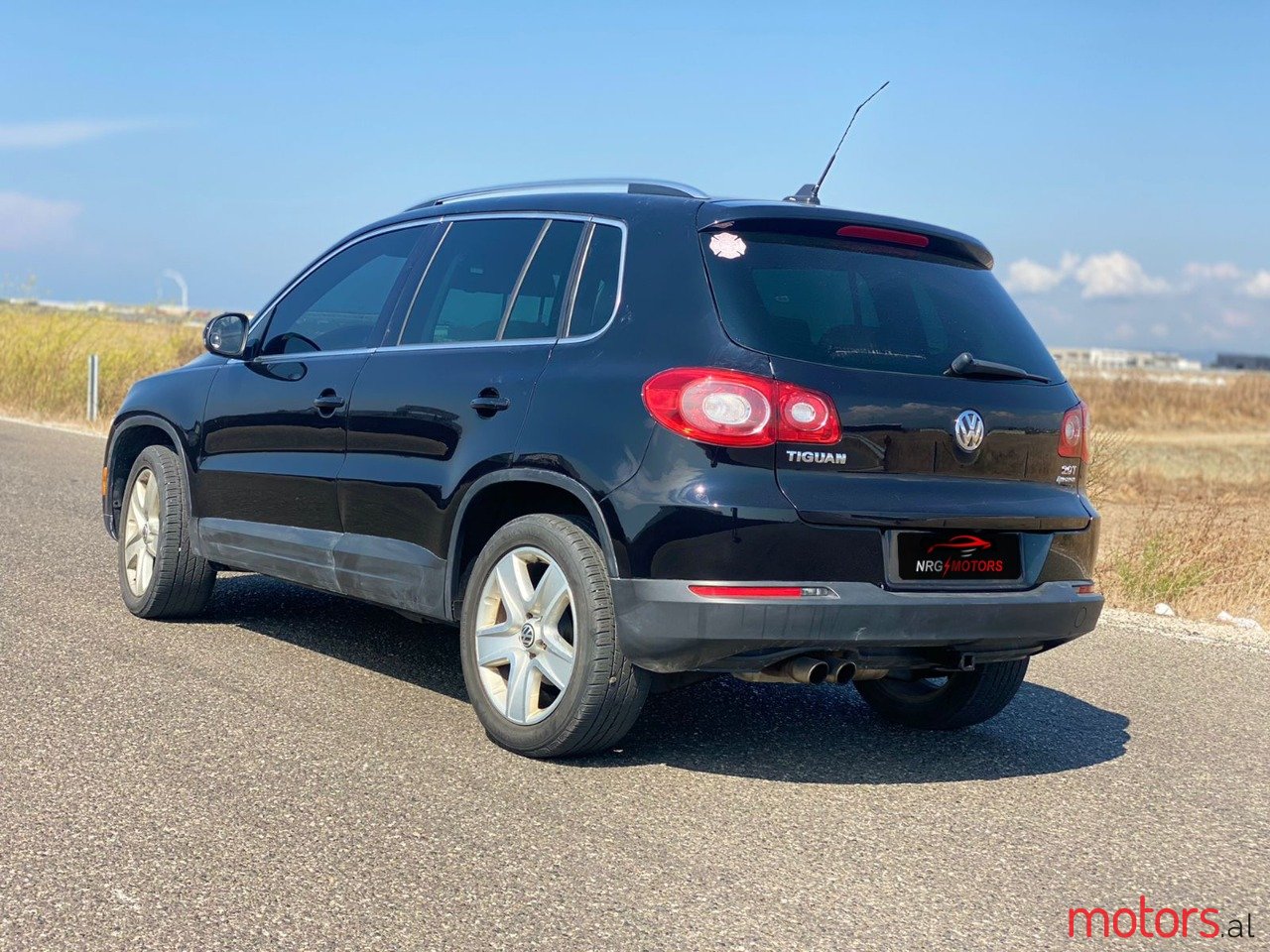 2011' Volkswagen Tiguan photo #3