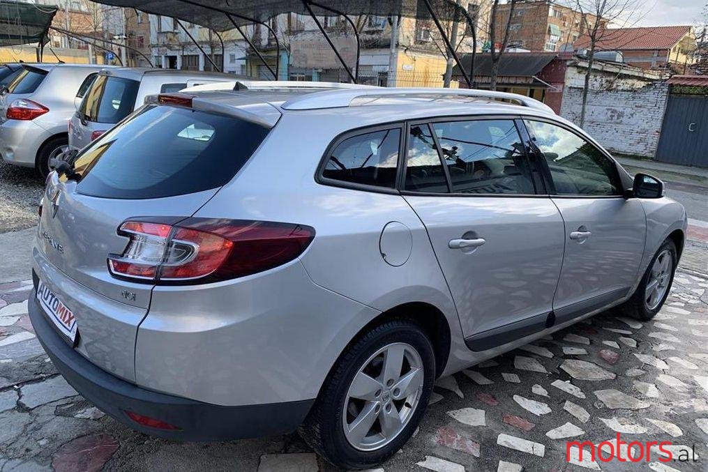 2010' Renault Megane photo #2