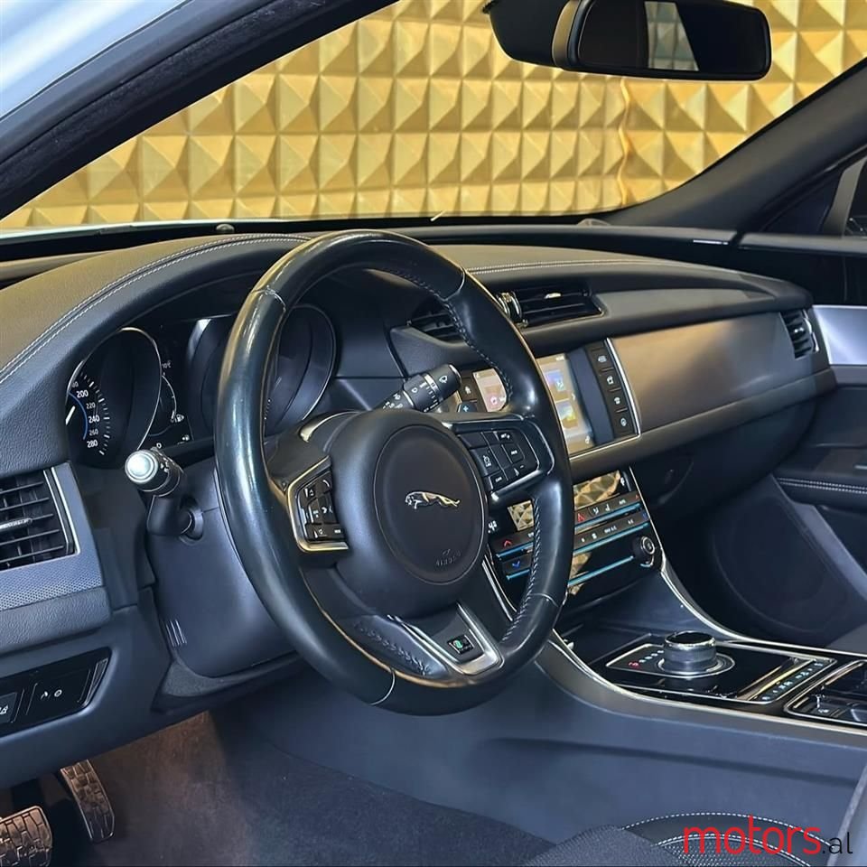 2018' Jaguar XF photo #2