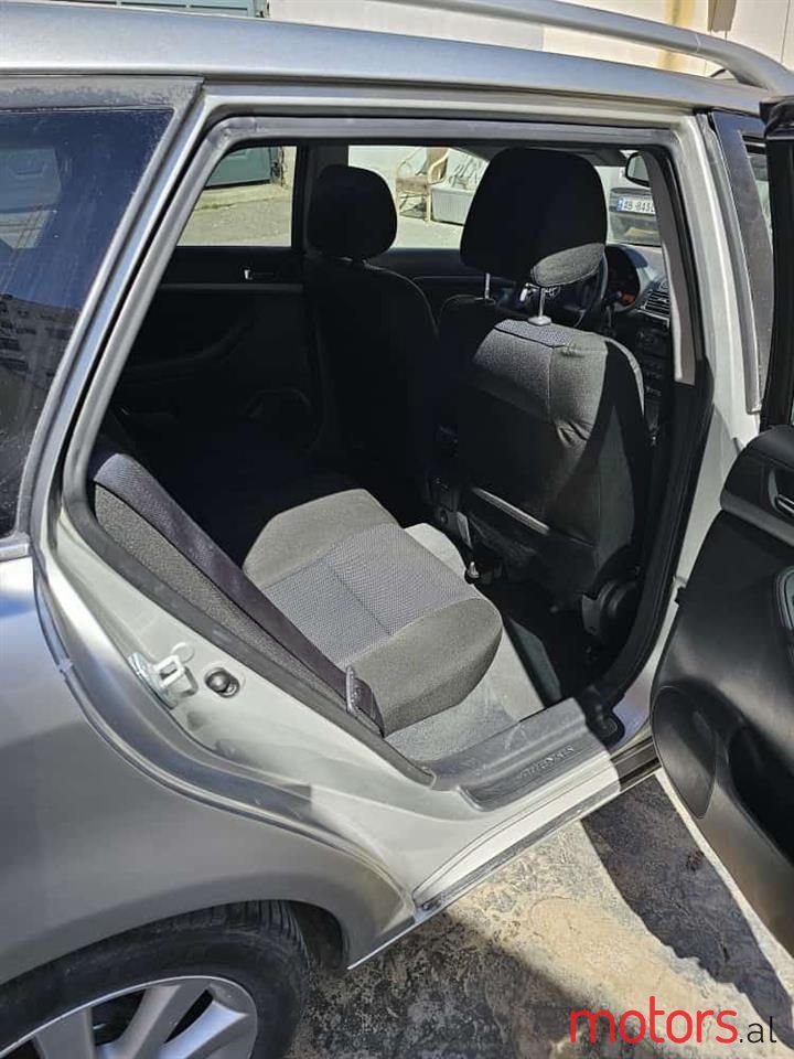 2009' Toyota Avensis photo #2